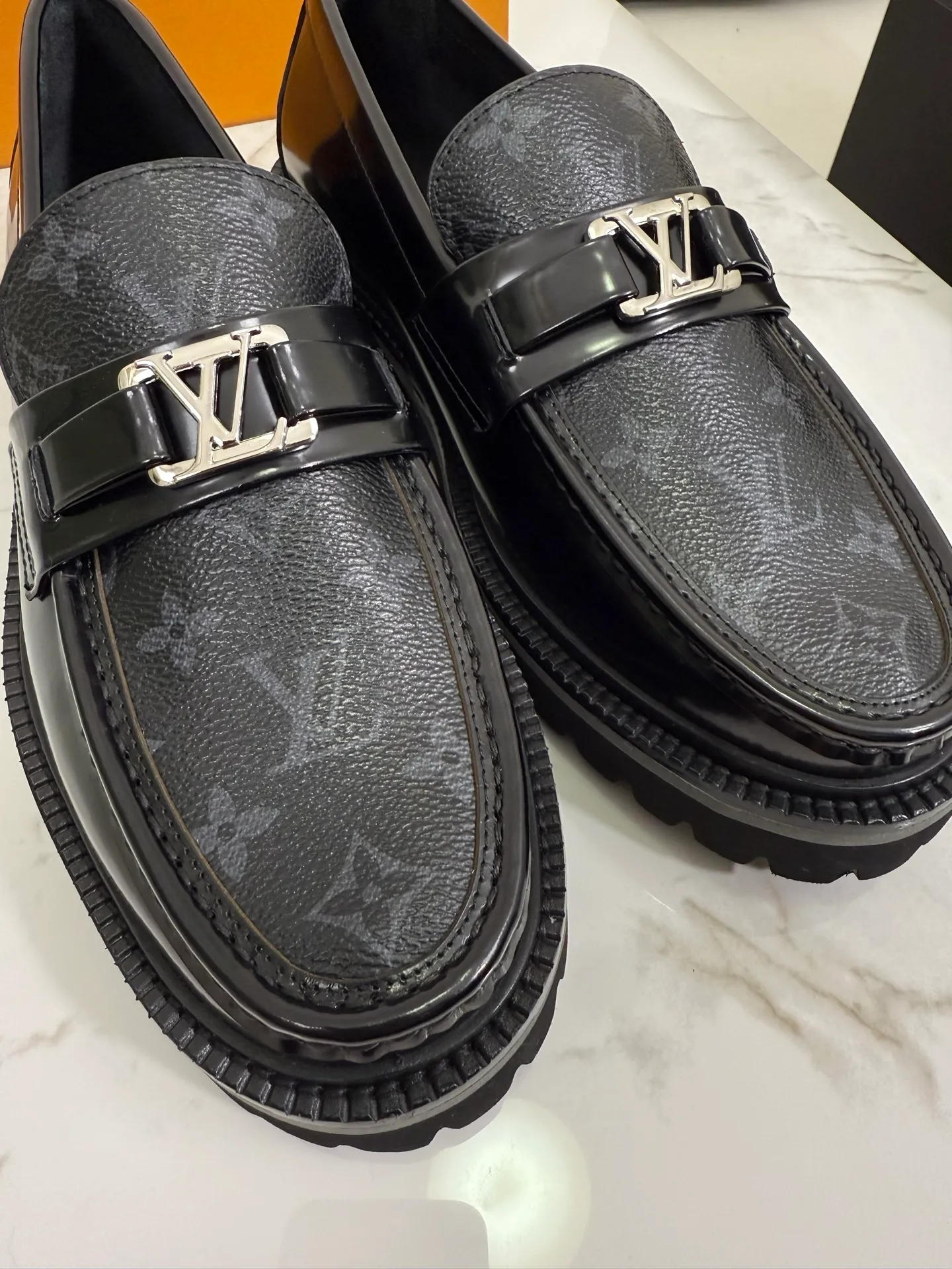 [L Family] Top P: 800💰 ▪️Size: 39-44 (38.45 custom-made) The top male god leather shoes Lv series are sold at the same time with original factory configuration, original cowhide fabric imported from Italy, soft and comfortable, imported water-dyed cow lining, soles: original ultra-light French foam outsole super comfortable, original factory with single goods 🔍🔍high quality, can be entered and exited at will, welcome to compare and synchronize.